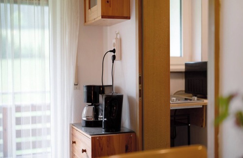 Schoenwald Apartment | Holiday Apartment '3' with Private Terrace, Shared Garden and Wi-Fi