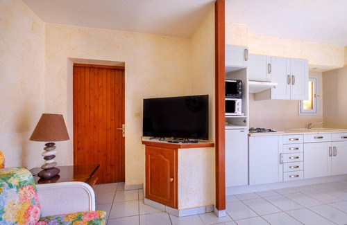 Le Tignet Apartment | Holiday Apartment '4 Personnes Le Tignet' with Pool, Shared Garden and Wi-Fi