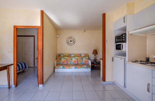 Le Tignet Apartment | Holiday Apartment '4 Personnes Le Tignet' with Pool, Shared Garden and Wi-Fi