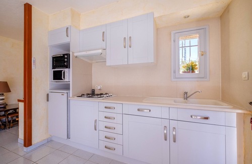 Le Tignet Apartment | Holiday Apartment '4 Personnes Le Tignet' with Pool, Shared Garden and Wi-Fi