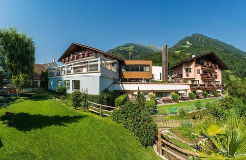 Saltusio Apartment | Holiday Apartment "Alpenhof Lodge Alpin Superior" with Mountain View, Shared Pool & Sauna