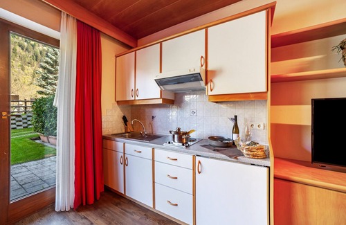 Saltusio Apartment | Holiday Apartment "Alpenhof Lodge Butterblume iii" with Mountain View, Pool & Sauna