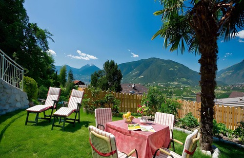 Schenna Apartment | Holiday Apartment 'Appartement Wieser B' with Mountain View, Shared Garden and Wi-Fi