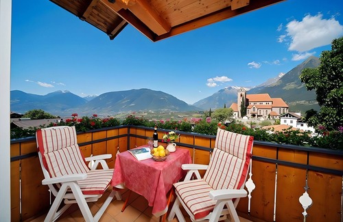 Schenna Apartment | Holiday Apartment 'Appartement Wieser B' with Mountain View, Shared Garden and Wi-Fi