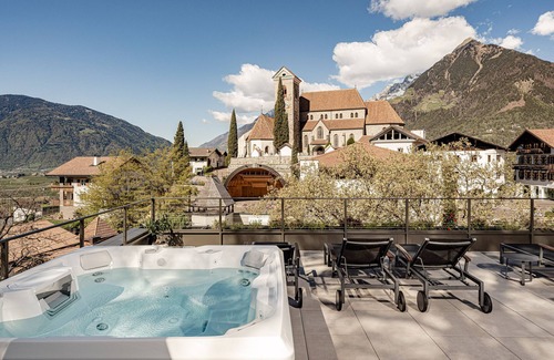 Schenna Apartment | Holiday Apartment "Apt. Dora - Schenna Chalet" with Mountain View, Private Terrace & Wi-Fi