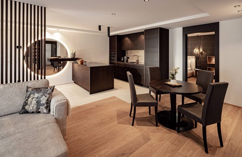 Schenna Apartment | Holiday Apartment "Apt. Stefan - Schenna Chalet" with Mountain View, Private Terrace & Wi-Fi