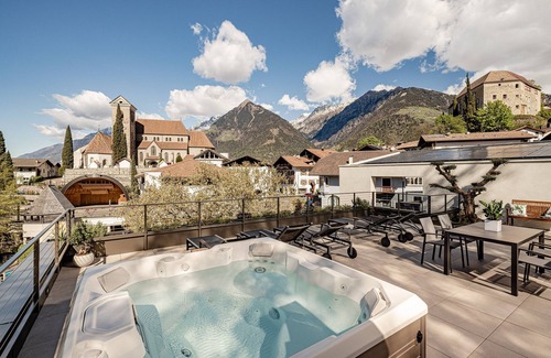 Schenna Apartment | Holiday Apartment "Apt. Stefan - Schenna Chalet" with Mountain View, Private Terrace & Wi-Fi
