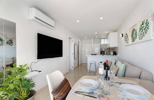 El Madronal Apartment | Holiday Apartment "Apto Svezda El Dorado" with Sea View, Shared Heated Pool & Wi-Fi
