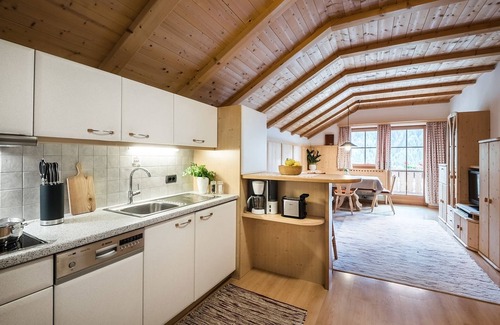 Bulla Apartment | Holiday Apartment “Arbea - Siëla” with Mountain View, Wi-Fi & Balcony