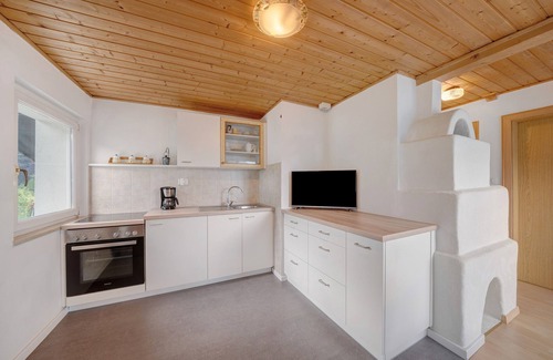 Vollan Apartment | Holiday Apartment "Bergblick" with Roof Terrace, Garden with Pool