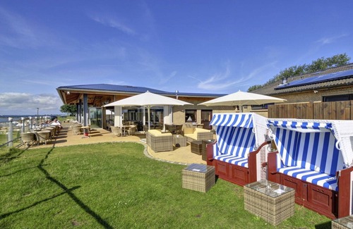 Fehmarn House | Holiday apartment by the swimming pool F 997