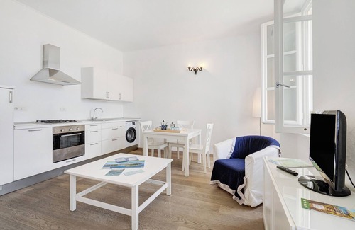 Levanto Apartment | Holiday Apartment "Casa Mare" with Sea View, Private Terrace & Wi-Fi