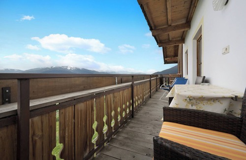 Spinga Apartment | Holiday Apartment "Dolomitenblick" with Mountain View, Balcony & Wi-Fi