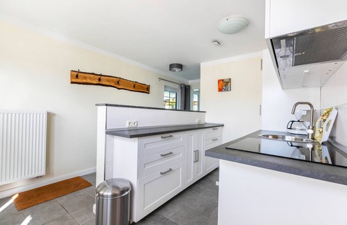 Schafstedt Apartment | Holiday Apartment 'Ferienhaus Erlengrund B' with Private Terrace, Shared Garden and Wi-Fi