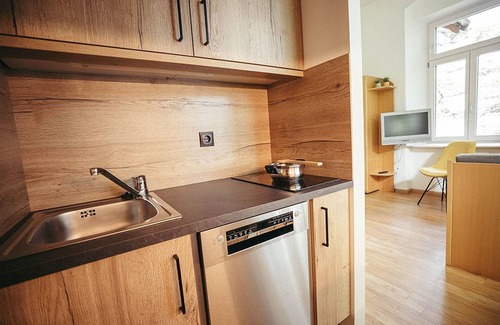 Lagundo Apartment | Holiday Apartment 'Freienfeldhof Golden' with Mountain View, Shared Garden and Wi-Fi