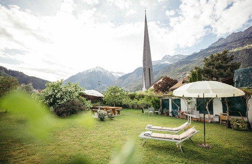Lagundo Apartment | Holiday Apartment 'Freienfeldhof Golden' with Mountain View, Shared Garden and Wi-Fi