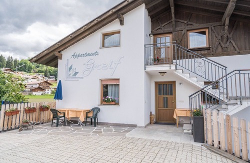 Verano Apartment | Holiday Apartment "Greif C" in the Area of Meran with Balcony