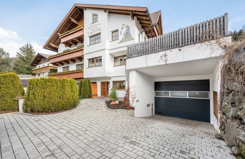 Valle San Silvestro Apartment | Holiday Apartment "Haus zur Vogelweide App 5" with Mountain View, Balconies & Wi-Fi