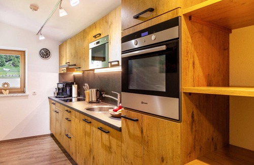 Madseit Apartment | Holiday Apartment 'Haus Marchegg - Bergkristall' with Mountain View, Balcony and Wi-Fi