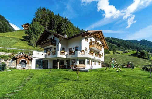 Valle Aurina Apartment | Holiday Apartment AlpenAppart App Weiße Zinne with Shared Whirlpool & Garden