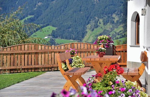 Racines Apartment | Holiday Apartment 'Joselehof App Arnika' with Mountain View, Shared Terrace and Wi-Fi