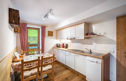 Cadipietra Apartment | Holiday Apartment "Mountainfarm Innertrein Wald" with Mountain View, Balcony & Wi-Fi