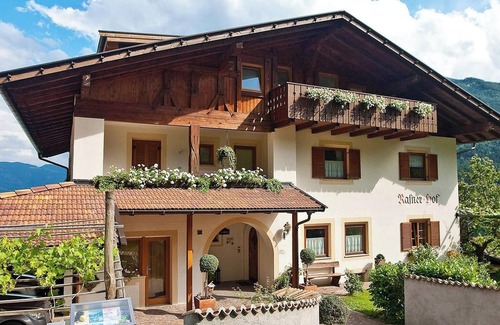 Lagundo Apartment | Holiday Apartment 'Rasnerhof Ferienwohnung Talblick' with Mountain View, Balcony & Wi-Fi