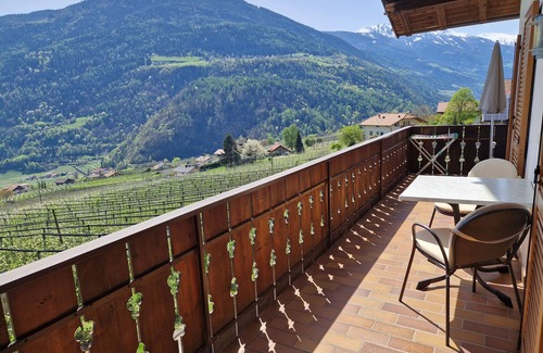 Lagundo Apartment | Holiday Apartment 'Rasnerhof Ferienwohnung Talblick' with Mountain View, Balcony & Wi-Fi