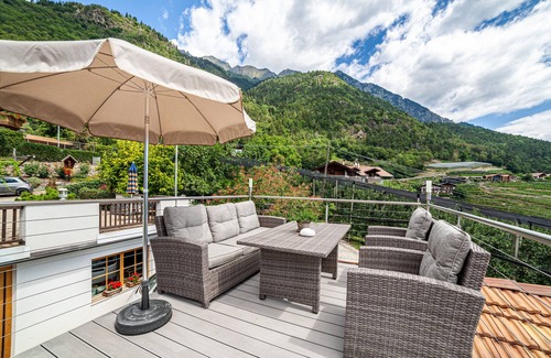 Lagundo Apartment | Holiday Apartment 'Rasnerhof Ferienwohnung Talblick' with Mountain View, Balcony & Wi-Fi