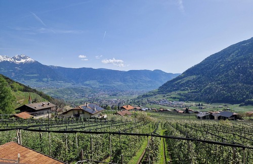 Lagundo Apartment | Holiday Apartment 'Rasnerhof Ferienwohnung Meran' with Mountain View, Balcony & Wi-Fi