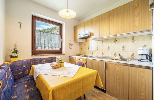 Verano Apartment | Holiday Apartment "Rotsteinhof Abendrot" with Balcony & Wi-Fi