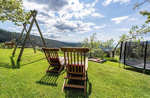 Verano Apartment | Holiday Apartment "Rotsteinhof Abendrot" with Balcony & Wi-Fi