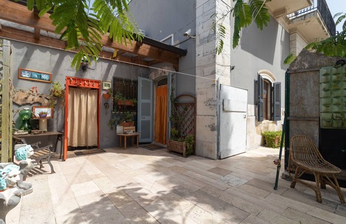 Giovinazzo Apartment | Holiday Apartment "Secret Garden" with Shared Garden & Wi-Fi