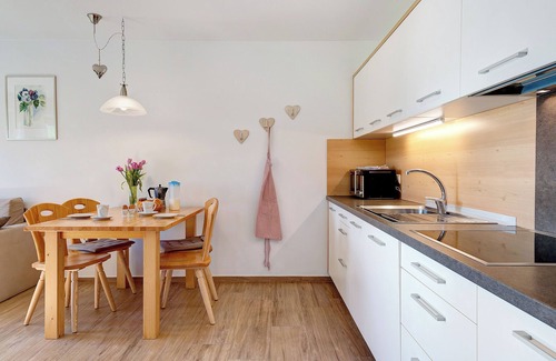 Issengo Apartment | Holiday Apartment "Stiflerhof Apt Enzian" with Mountain View, Shared Garden & Wi-Fi