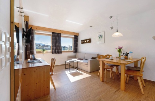 Issengo Apartment | Holiday Apartment "Stiflerhof Apt Enzian" with Mountain View, Shared Garden & Wi-Fi