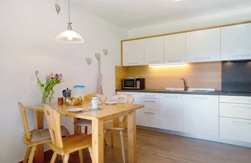 Issengo Apartment | Holiday Apartment "Stiflerhof Apt Enzian" with Mountain View, Shared Garden & Wi-Fi