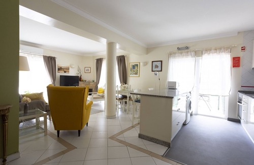 Alvor Apartment | Holiday Apartment "Tyler" with Wi-Fi, Garden, Terraces & Shared Pool