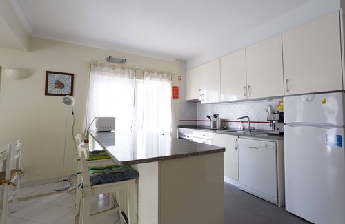 Alvor Apartment | Holiday Apartment "Tyler" with Wi-Fi, Garden, Terraces & Shared Pool