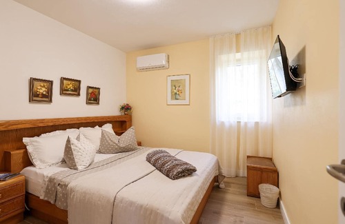 Poljica Apartment | Holiday apartment Vrsi for 1 - 7 persons with 3 bedrooms - Twin house