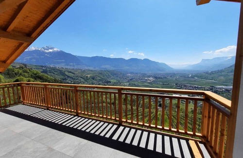 Lagundo Apartment | Holiday Apartment "Weinberg" with Mountain View, Wi-Fi, Terrace, Balcony & Garden