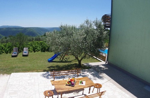 Zminj Apartment | Holiday apartment with private pool in village Sutivanac