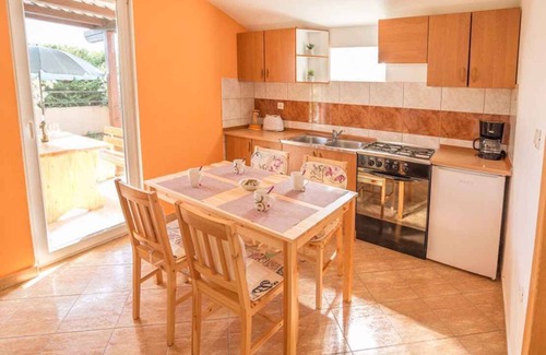 Cancini Apartment | Holiday apartment with use of pool