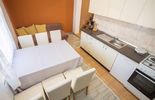 Cancini Apartment | Holiday apartment with use of pool