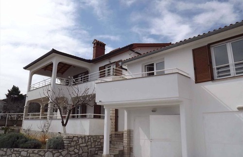 Ravni Apartment | Holiday apartment with sea view and barbecue facilities