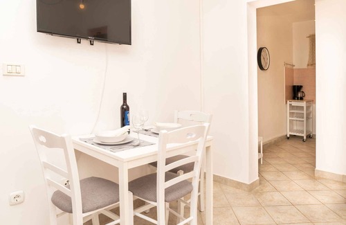 Ravni Apartment | Holiday apartment with terrace and sea view