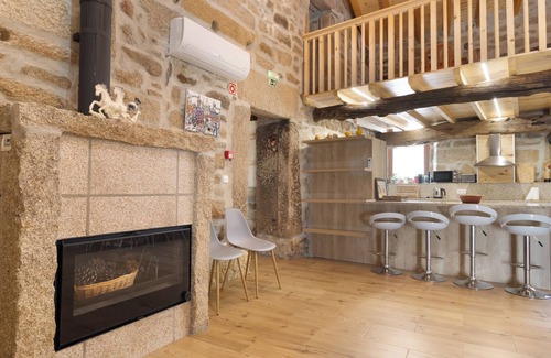 Valpacos Apartment | Holiday Bedroom 'Quarto Duplo Canhoteiros' with Mountain View, Wi-Fi and Air Conditioning