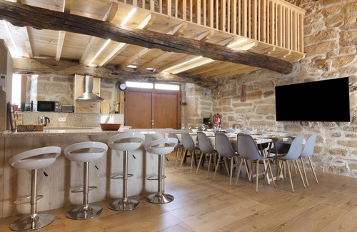 Valpacos Apartment | Holiday Bedroom 'Quarto Duplo Canhoteiros' with Mountain View, Wi-Fi and Air Conditioning