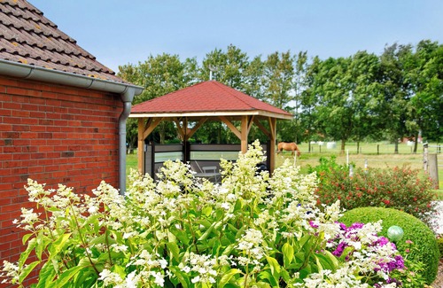 Hagermarsch House | Holiday Home 'Huus Karoline' with Garden & Wi-Fi