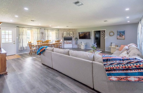 Bandera Other | Holiday Decorations l Spacious l 1 Mile to Downtown Bandera l Dog Friendly