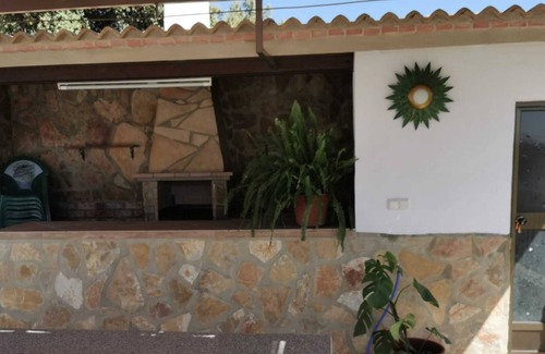 Villanueva de Algaidas House | Holiday Home 'La Pedriza Para 2' with Mountain View, Shared Pool and Wi-Fi